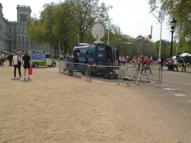  Véhicule de la télévision (relais satellite)
